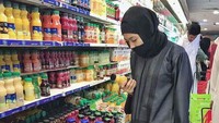 Di saat ibadah kayak sekarang, cuaca yang berubah drastis dan demi jaga kesehatan, aku sempatkan belanja makanan dan minuman, termasuk konsumsi jus buah tulis IDP pada foto ini. Foto: Instagram @idp91