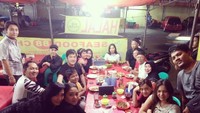 Makan di warung seafood pinggir jalan tak masalah bagi pelantun lagu Ummi itu. Ia dan keluarganya sengaja makan di sana untuk merayakan ulang tahun sang bunda. Foto: Instagram @suliszehra