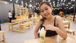 Ini Gaya Kathy Indera, Pacar Baru Young Lex Saat Makan Es Krim dan Ngemil