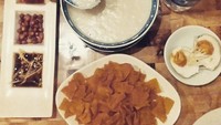 Semangkuk bubur ayam gaya China jadi menu makan malam IDP. Sebagai pelengkap, ada telur asin dan kerupuk pangsitnya.  Foto: Instagram @idp91
