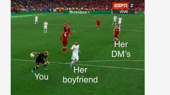 Blunder pemain asal Jerman itu pun menjadi bulan-bulanan netizen hingga meme Karius bertebaran di media sosial. Foto: Internet 