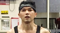 Seperti inilah Adi AFI sekarang. Dulu ia kerempeng, dan kini berubah menjadi pria berotot kekar nan seksi. Foto: Instagram @radenadi7