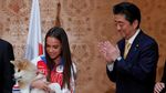 Foto: PM Jepang Bawa Anak Anjing Akita ke Rusia