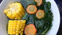 Sayur bening bayam dengan jagung manis dan irisan wortel ini juga tak kalah lengkap nutrisinya. Segar kaya gizi dan serat. Foto : instagram @adresjantidewi