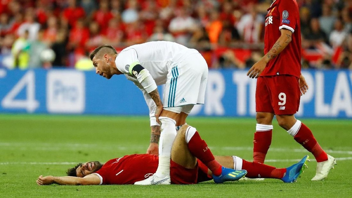 Sergio Ramos usai menjatuhkan Mohamed Salah di final Liga Champions. (Foto: Kai Pfaffenbach/Reuters)