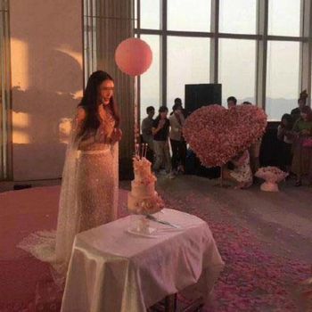 Buket uang ratusan juta rupiah.