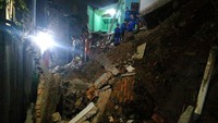 Supriyanto mengatakan pihaknya juga dibantu 40 petugas dari Dinas Tata Air untuk membersihkan material longor di lokasi. Pihaknya masih menunggu alat berat yang akan dikerahkan. (Foto: Carlo Venansius Homba/detikcom)