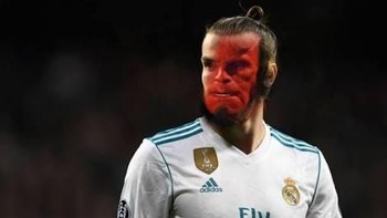 Gareth Bale digambarkan seperti Hellboy yang tampil begitu bengis membantai Liverpool dengan dua gol mautnya. Satu tendangan salto, dan satu tendangan keras jarak jauh.  Foto: Istimewa/Twitter