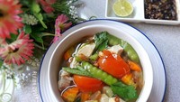 Sajian sayur sop yang satu ini mantap sekali. Isinya komplet lengkap dengan potongan daging ayam, wortel, kentang hingga kacang polong dan potongan tomat. Enak disantap hangat-hangat. Foto: Instagram @alfinazulfa91