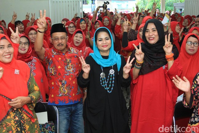 Puti Guntur Soekarno awalnya tidak memakai jilbab di kesehariannya. Tapi ia kini sering tampil mengenakan jilbab yang dipakai di kepala tanpa peniti. Foto: Hilda Meilisa Rinanda