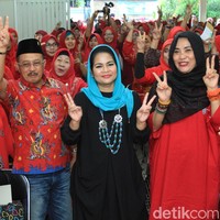 Puti Guntur Soekarno awalnya tidak memakai jilbab di kesehariannya. Tapi ia kini sering tampil mengenakan jilbab yang dipakai di kepala tanpa peniti. Foto: Hilda Meilisa Rinanda