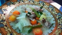 Selain bisa saji menu berbuka. Sayur sop komplet dengan tambahan potongan ayam yang bergizi juga bisa jadi makanan untuk sahur lho. Foto: Instagram @kalilasetiadi