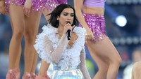 Dua Lipa tampil memukau di upacara pembukaan final Liga Champions. Foto: Getty Image