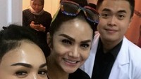 Banyak artis yang pernah membagikan momen menjalani perawatan bersamanya termasuk di antaranya kakak beradik, Krisdayanti dan Yuni Shara. (Foto: Instagram/rockychua87)