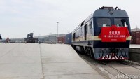 Jalur Sutra dulu memakai unta dan kuda. Jalur Sutra modern memakai kereta api. Ini adalah kereta lintas benua yang akan berangkat dari Kota Urumqi di Xinjiang, China.