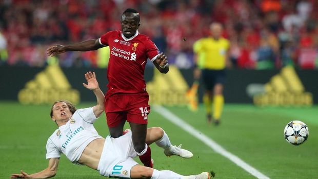 Sadio Mane mendapat kartu kuning di laga final karena ulah Sergio Ramos.