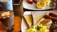 Lagi-lagi makan besar nih. Menu sarapan komplit IDP mulai dari roti bakar, telur orak arik, sosis hingga tumis jamur. Minumnya segelas mochachino. Foto: Instagram @idp91