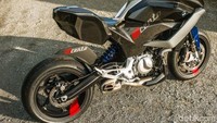 Soal kepraktisan motor touring, motor ini memiliki konsep ruang penyimpanan yang inovatif.  Foto: BMW