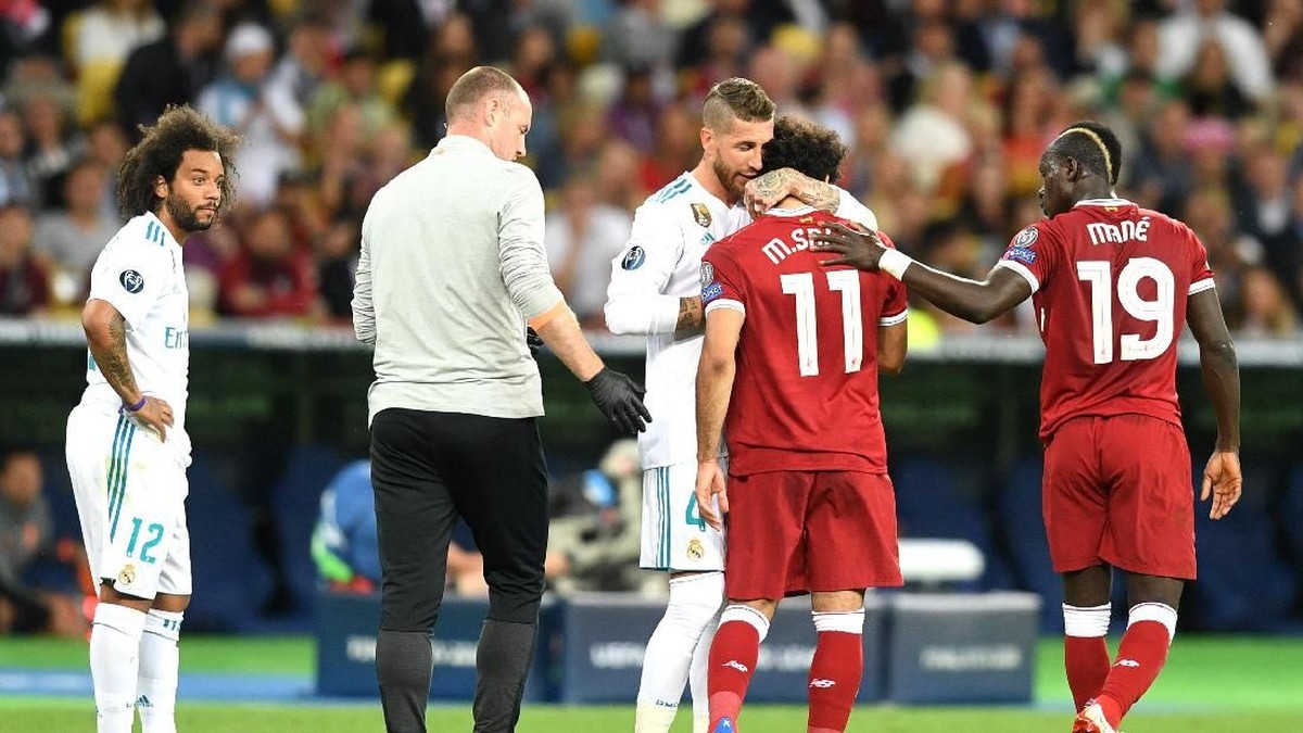 Sergio Ramos diserang netizen karena dianggap bersalah atas cedera yang dialami Mohamed Salah (Michael Regan/Getty Images)