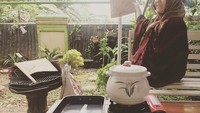 Barbeque tiiiime, tulisnya. Begini barbeque an ala Sulis. Sengaja menggunakan arang agar sajiannya lebih harum semerbak. Masaknya juga di pekarangan rumah. Mantap! Foto: Instagram @suliszehra