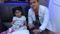 Wah kayaknya dr Rocky juga suka main sama anak kecil ya? Buktinya Bilqis si buah hati Ayu Ting Ting saja mau foto bareng dia hihi. (Foto: Instagram/rockychua87)