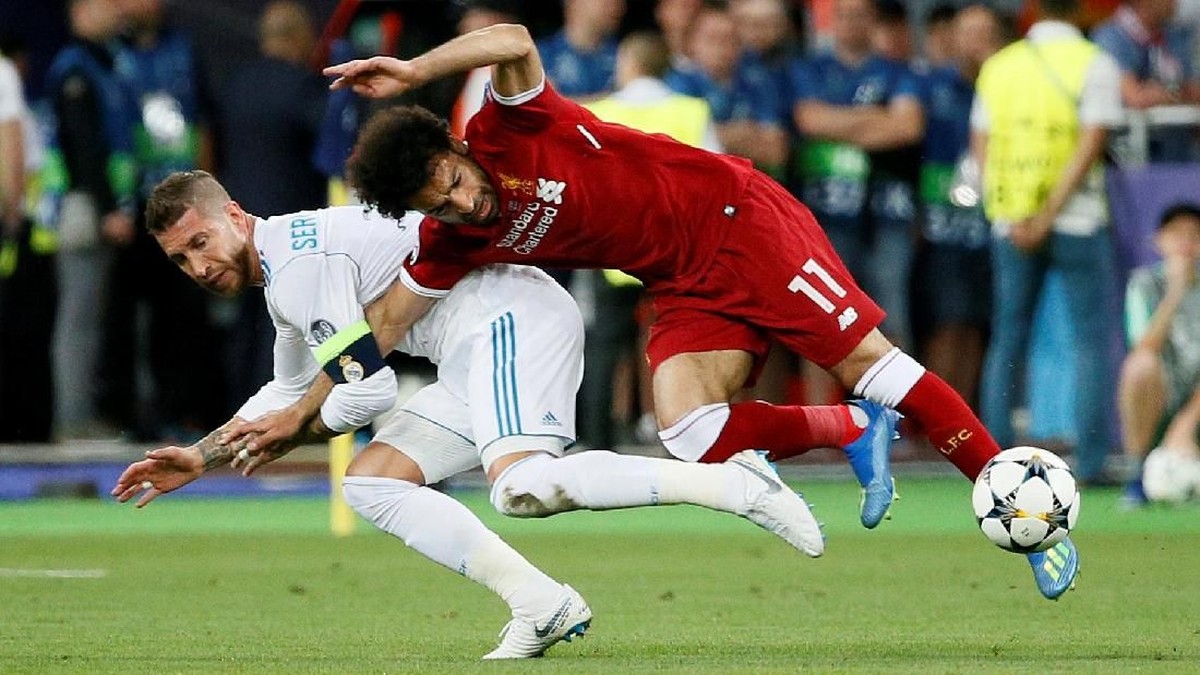 Sergio Ramos diserang banyak orang usai final Liga Champions. (Foto: Gleb Garanich/Reuters)