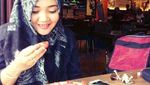 Lama Tak Terlihat, Ini Pose Cantik Penyanyi Religi, Sulis Saat Makan