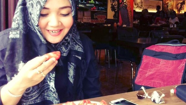 Lama Tak Terlihat, Ini Pose Cantik Penyanyi Religi, Sulis Saat Makan