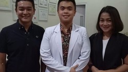 Ini dia sosok dr Rocky Chua yang baru-baru ini dipuji usai mengunggah foto bersama Lucinta Luna. Ternyata kliennya memang datang dari kalangan selebriti.