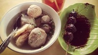 Mampir ke Malang, IDP mencicip bakso presiden yang populer. Semangkuk bakso kuah, bakso bakar dan es teh manis jadi pilihannya. Foto: Instagram @idp91
