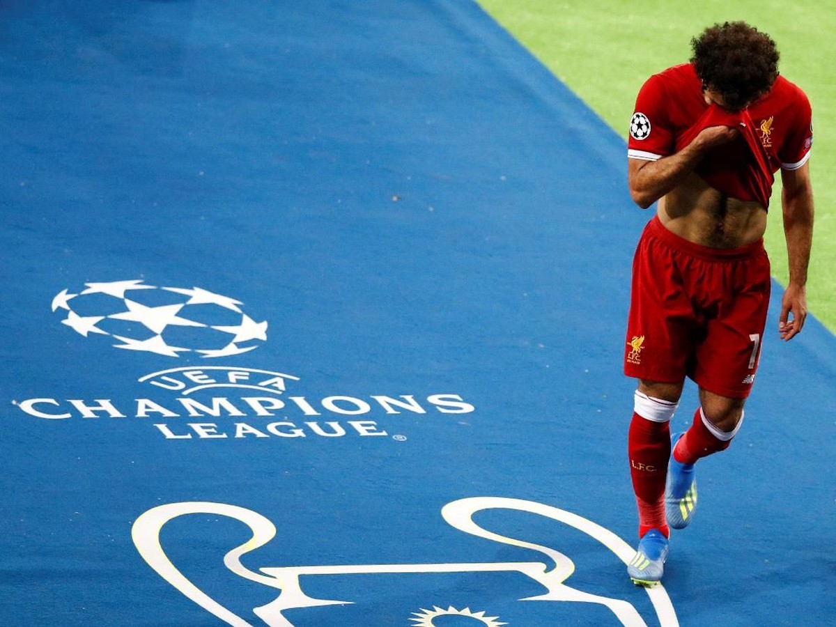 Mohamed Salah menangis saat berjalan keluar lapangan di final Liga Champions (REUTERS/Phil Noble)