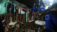 Longsor tersebut melanda dua rumah yang berada di Jalan Jamblang RT 10/RW 05, Petukangan Utara, Jakarta Selatan, Minggu (27/5/2018).  (Foto: Carlo Venansius Homba/detikcom)