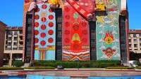 Patung sebelah tengah dipersonifikasikan sebagai keberuntungan, patung berjubah hijau mewakili kemakmuran, dan sebelah kiri yang menyerupai Sinterklas terkait erat dengan umur panjang. Foto: Istimewa/AtlasObscura