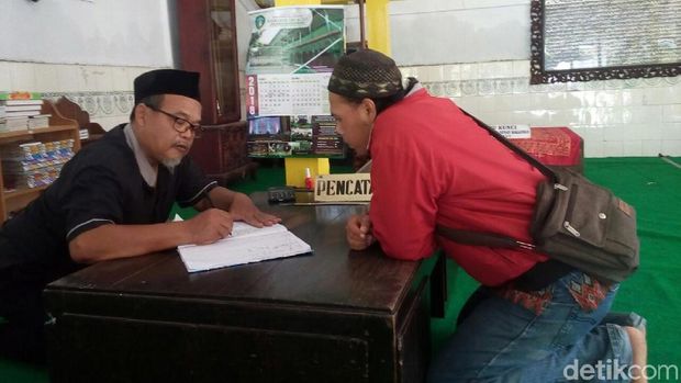 petugas mendata peziarah byang datang