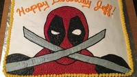 Meski hanya dua dimensi, kue ulang tahun tema Deadpool milik @justb00bie ini juga keren lho. Lihat tuh Deadpool hampir memenuhi permukaan kue.
