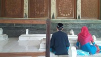 Makan Sunan Kalijaga berada di kompleks Masjid Agung Demak. Makamnya megah karena dilapisi keramik dengan pilar bertuliskan kaligrafi. Makam berada di Jalan Raden Sahid, Kelurahan Kadilangu, Kecamatan Demak, Kabupaten Demak, Jawa Tengah.  ( Wikha Setiawan/detikcom)