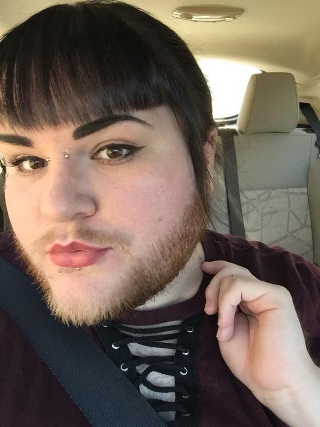 Nova pun berbagi mengenai kondisi PCOS yang langka diderita wanita ini. Dulu Nova mengaku sering menghindari menginap dengan teman-teman karena takut ketahuan. Wanita 26 tahun itu pun akan panik ketika lupa bawa pencukur saat keluar kota. Foto: Dok. Facebook