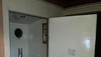 Bus tak perlu mampir ke SPBU apabila penumpang ingin buang air kecil maupun besar. Sebab, bus dilengkapi dengan toilet. Ada juga wastafel di dalamnya. Dok. Blue Bird.