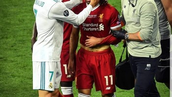 Ronaldo pun coba menghibur Salah. Foto: Istimewa/Twitter