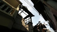 Di lokasi pagi ini sudah berdiri tenda untuk pengungsi. Selain posko, bantuan berupa pakaian dan makanan juga telah diturunkan. Bantuan itu datang dari BPPD DKI Jakarta dan Dinas Sosial DKI Jakarta.