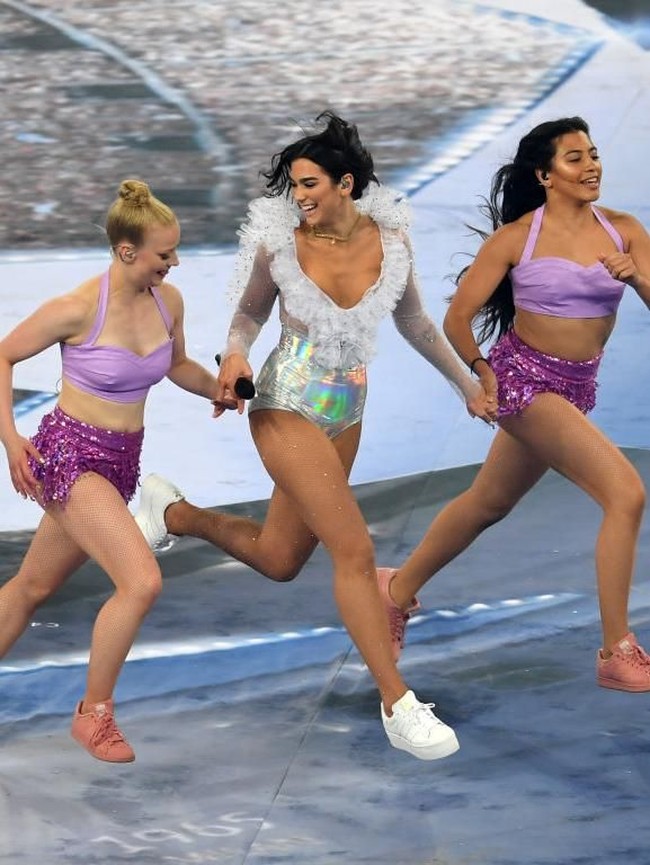 Di pembukaan final Liga Champions, Dua Lipa menyanyikan lagu hits miliknya, mulai dari New Rules sampai IDGAF. Foto: Getty Images