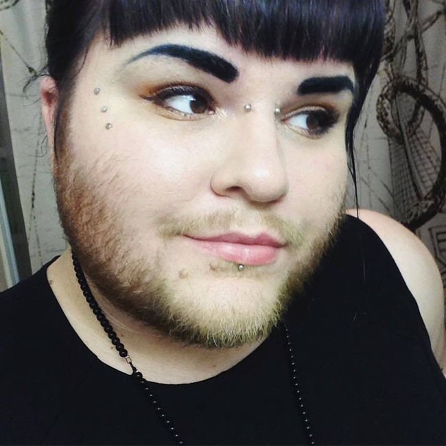 Nova Galaxia yang juga dikenal sebagai Nova the Bearded Babe sudah berjanggut selama 14 tahun belakangan. Dia selalu mencukur bulu-bulu di wajah karena minder dengan kondisi tersebut. Foto: Dok. Facebook