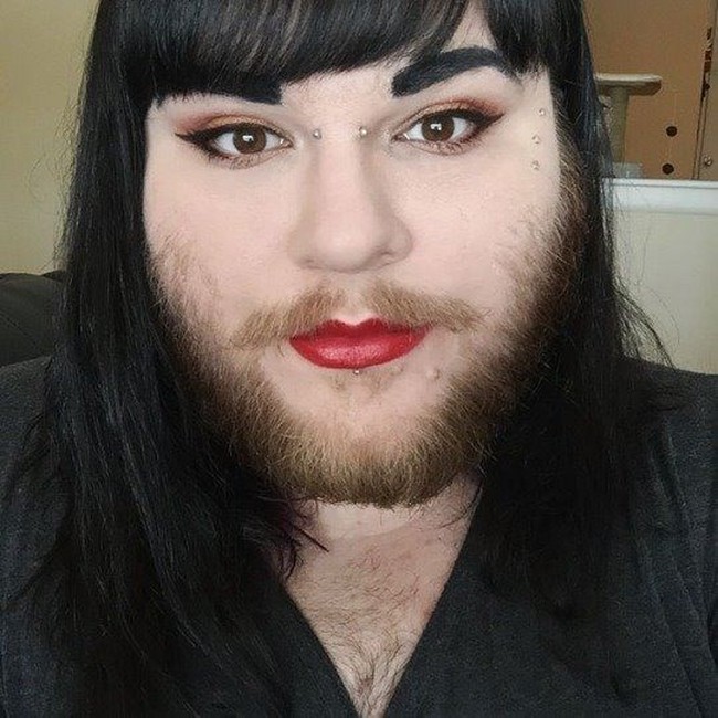 Nova lalu memutuskan untuk berbagi tutorial makeup di YouTube yang juga dilakukannya bagi sesama pengidap PCOS. Kepercayaan dirinya ini menginspirasi sesama penderita PCOS lainnya. Mereka pun memuji keberanian Nova dan terpukau dengan hasil makeupnya. Foto: Dok. Facebook