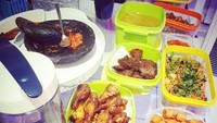 Penyanyi asal Solo ini ternyata jago masak. Semua sajian ini dimasak sendiri olehnya. Ada mie goreng seafood, denden krispi, orek telur dan suwir ayam, ayam goreng, sop makaroni, sosis goreng, dan sambel tomat. Banyak juga, ya. Foto: Instagram @suliszehra