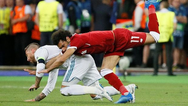 Mohamed Salah cedera bahu kiri karena ditarik Sergio Ramos.