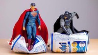 Kalau ini pose Superman dan Batman ketika berusaha membuka kaleng minuman.  Foto: Instagram @hot.kenobi