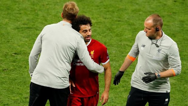 Strategi Juergen Klopp terganggu usai Mohamed Salah keluar lapangan di menit ke-30 karena cedera.