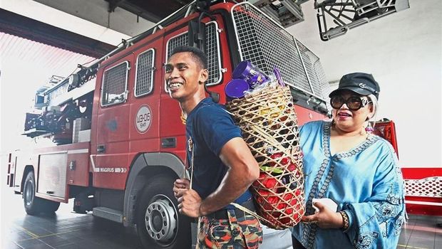 Warga Malaysia memberi cokelat ke pemadam kebakaran / 