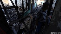 Puluhan rumah yang terbakar hanya menyisakan tembok.