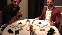 Berada di London dengan seorang teman. Mohamed Salah pun terlihat mencicip sajian makanan dan dessert. Foto: Instagram @mosalah